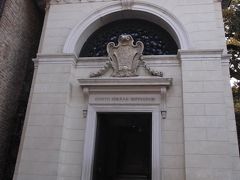 ダンテの墓　　フィレンツェを追放されたダンテは、ここで神曲を書いたそうです。