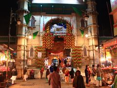 1㎞ほど歩くと大モスクの門前に出た。フワージャ・ムイヌッディーン・チシュティーのダールガー（廟）という長い名前だ。門前のダールガー・バザールには早朝からかなりの人出。