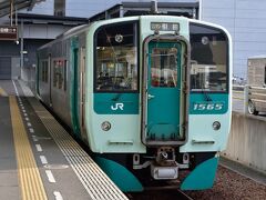 平日朝の高松駅
到着する列車からは大勢の通勤通学客が改札へ向かい流れていきますが
その流れと逆行するように、改札から並んで一番左端の高徳線ホームへ
AM8:33発の普通・引田行きに乗車します。