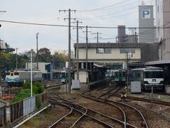 そして、見えて来たのは徳島駅
右側には徳島線の特急 剣山　185系
