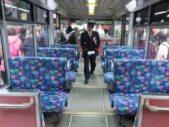 強羅についたら、今度は箱根登山鉄道に乗り換え。
改札を出たらすぐに駅のホームです。