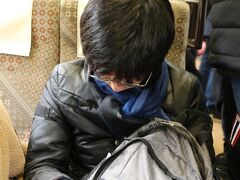 ケーブルカーも電車もギリギリ座れました。

（強羅から箱根湯本まで立ってるのは正直きついです。
なのに、隣の席の家族は空いてる椅子に荷物置いてて爆睡していてなんだか悲しい気持ちに。）

向かいに座っている夫も爆睡。
話し相手がいなくてさみしい時間。

登山鉄道の見どころ、「スイッチバック」も一人で楽しみました。