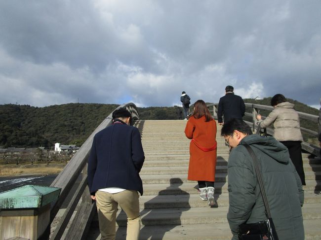 橋も渡ります。<br /><br />昔は料金箱が置いてあって任意で入れる形になってたけど、今はしっかりお金を撮るようになっていた