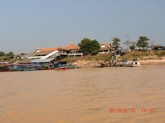 午後からはトンレサップ湖クルーズへ。
朝早かったし、おなかもいっぱいになったところで、ウトウトしているうちに波止場へ到着。