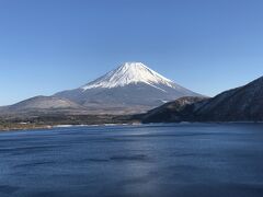 さて、最初の富士五湖の本栖湖に到着。

本栖湖北岸の中の倉トンネルの近くにある駐車スペースからの１枚。

実は、千円札に載っている富士山の撮影場所に向かっていました。ここは近くのはずなんですが、どうも違います。

観光案内所があって、そこの方に聞いたところ、ここから３０分ほど山を登るそうで。今回は時間が無く、パスしました。