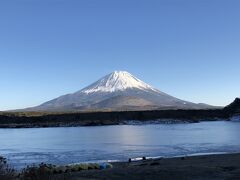 続いて、精進湖から。

本栖湖と違って、湖に氷が張っています。日当たりが良くないのか、それとも標高が高いのか・・

凍った湖が富士山の美しさを引き立てています。