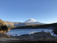 西湖です。

本栖湖や精進湖と違い、手前に山があるのは、ここ西湖だけでしたが、このような富士山の姿も、いいかなと思えました。

湖越しの富士山は、今日はここまで。河口湖と山中湖は明日にします。