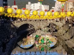眼鏡橋。ここも、ランタン祭の会場となっていたため、黄色のランタンとお飾りが川に浮かんでいました。夜はライトアップされてきれいなんだろうなー