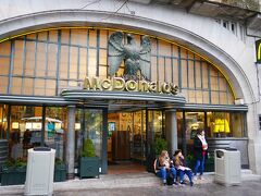 ボリャオン広場から市庁舎の方に出てアリアドス通りを南下すると見えてくるのが、リベルダーデ広場に面したマクドナルド。
「インペリアル」と呼ばれ、世界一美しいマクドナルドだそうです。マクドナルドのロゴとともにワシさんがお出迎えです。