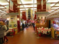 歌舞伎座の地下に都営浅草線の東銀座駅がありますので、乗車前に地下のお土産処の楽座をぶらぶら。