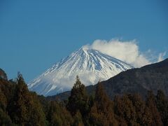 富士山が少し顔を覗かせています。