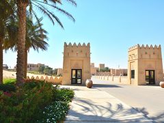 Anantara Qasr Al Sarab Desert Resort 
https://qasralsarab.anantara.jp/

砂漠をひた走りようやくホテルらしき建造物が見えた。