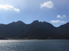 今日はお天気が良いのであの弥山に登ってみましょう。
宮島の最高峰標高約535メートルの霊山「弥山」。
古くから霊山と崇められ、神の鎮座する場所と信じられてきました。