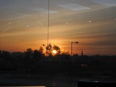 翌朝Yちゃんは仁川空港、私は金浦空港へ早朝移動だったのですが
仁川空港へは空港バスで約1時間、
金浦空港へは地下鉄9号線の急行で約30分と
思ったとおり二人とも移動が快適でした。

空港に着いたらちょうど朝日が昇るところでした。（7時前）