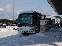 手前が松江行き、その後ろが出雲市駅行きの空港連絡バスです。
出雲市駅行きバスは、雪道の渋滞が凄まじくここまで3時間以上かけてたどり着いたとのことでした。
チケット購入の時点では到着していなかったので、松江まで行きJRで出雲市へ行くことも考えましたが直接バスで行くことができるのならそれに越したことはありません。