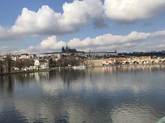 こんな感じです。この日は快晴でしたので、ヴルタヴァ川にプラハ城が少し映ってて逆さプラハ城みたいになってて素敵でした。この辺からカレル橋までの道はスーパーインスタ映え映え映えスポットでお嬢さんからおじーさんまで自撮りを楽しんでいらっしゃいました。ここに座って景色見てるだけでもとんでもなく裕福な時間が流れました。

そしてさらに北上しカレル橋を目指します！