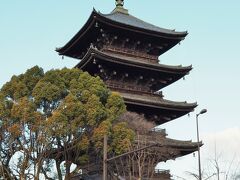 東寺駅からてくてく・・・京都らしいシンボルのひとつ・・・東寺の五重塔が見えてきました。わたしの中で京都風景というと、法観寺の五重塔あたりの方がイメージが強いですけれど・・・。今回は見れませんでした。

東寺の南側の道路に面した南大門を通り過ぎ、西端にある歩道橋からは、五重塔がいい角度で撮れるとのことですが、寄り道の余裕はないかな。