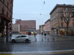 ボローニャはホテルに泊まるだけの中継地です。　朝、雨が降っていましたが朝食後、出発までの１時間くらいホテルからインデペンデンツァ通りを南のほうへを歩いてみました。