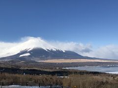 まずは山中湖から観光。

少し離れたところにある「パノラマ展望台」から富士山を望みます。

上部が雲に隠れることも多かったですが、時折山頂が姿を見せてくれました。