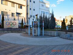 途中の道路右側には長野オリンピックメモリアルパークがありました。

１９９８年の長野冬季オリンピックの表彰式会場だった場所で、２０１４年４月に表彰台や聖火台を移動して整備されたとのこと。