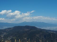 北東には越前岳、位牌岳、愛鷹山。