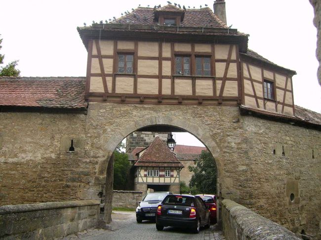 ここからが城壁の中の街の入口。<br />車も入れます。