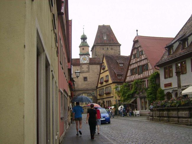 城壁の中に入ると、木組みの家が並んでいて、<br />かわいらしくて、テンションあがっちゃいました。