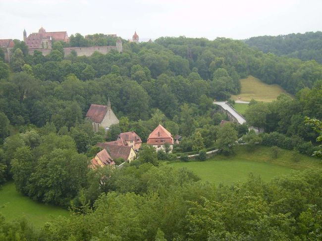 ブルク庭園から見た景色。<br />タウバー渓谷。
