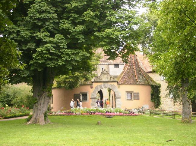 庭園から入口の門を見たところ