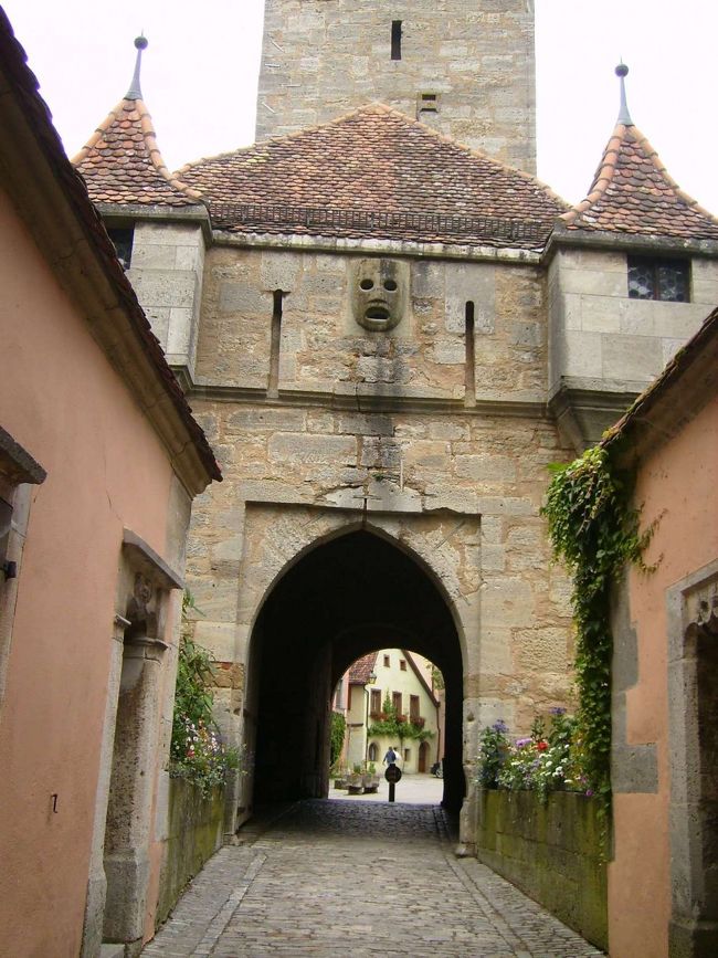 門の上に、仮面のようなものが・・・・<br />怖っ！！