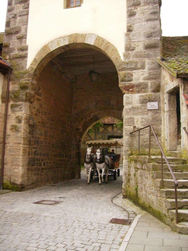 城壁に囲まれた街。<br />馬車が似合います。