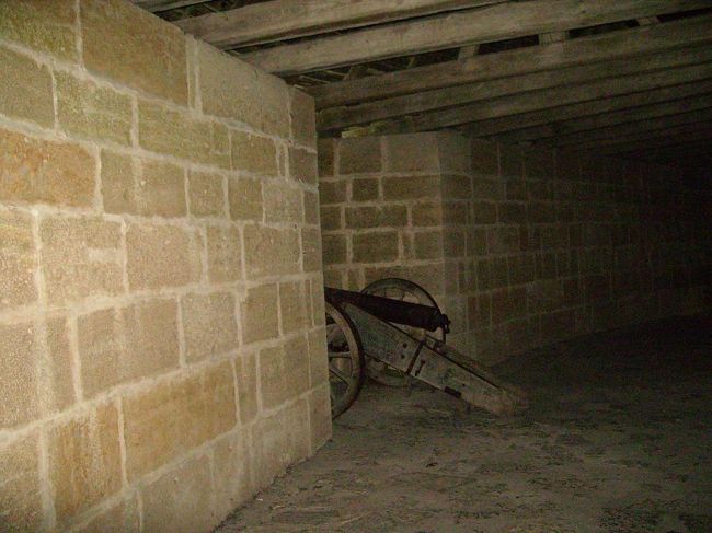 砲台があります。<br />ここは街を守るための場所なんですね