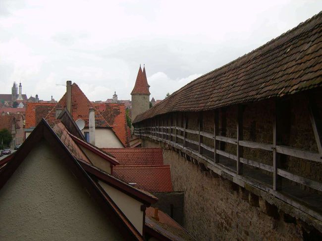 この市壁が街をぐるっと囲っています