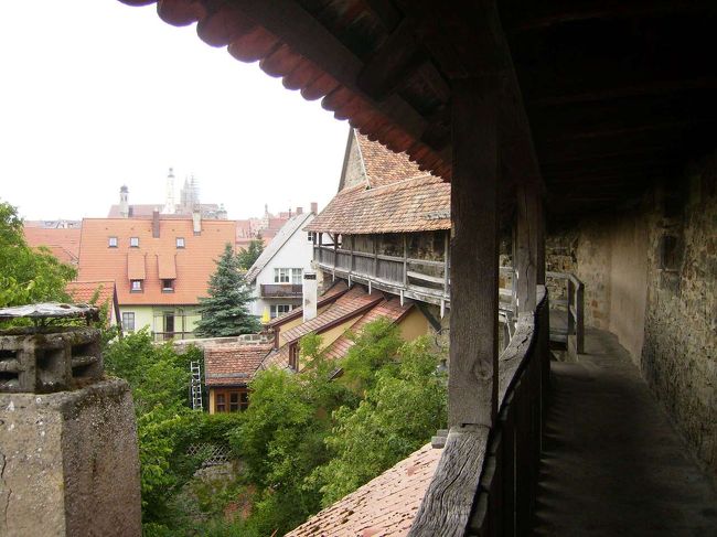 家の屋根くらいの高さに、ぐるっと道があります。