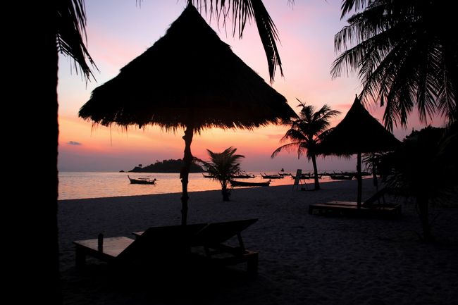 ☆Morning Glow View of Sunrise Beach @ Koh Lipe Thai<br /><br />2018年1月30日(8:24)<br /><br />この日もサンライズビーチのAndaman Resort前に日の出を見に出向きました。