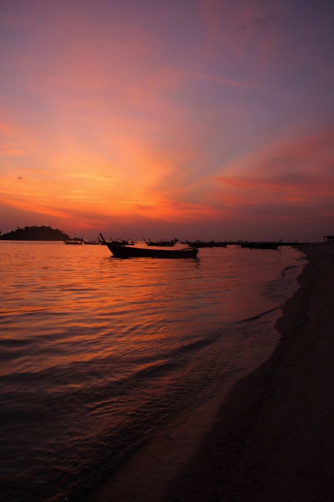 ☆Morning Glow View of Sunrise Beach @ Koh Lipe Thai<br /><br />この時期、Sunrise Beachが２日連続でベタ凪になるのはとても珍しいです。