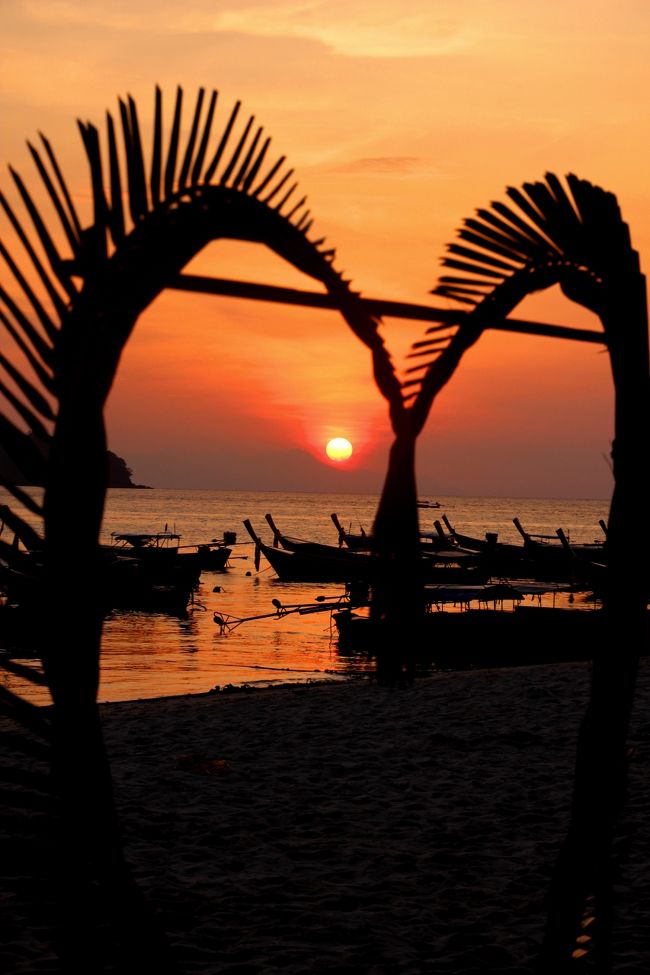 ☆Sunrise View of Sunrise Beach @ Koh Lipe Thai<br /><br />Lipe Beach Resortのハート型オブジェを取り込んで撮影。