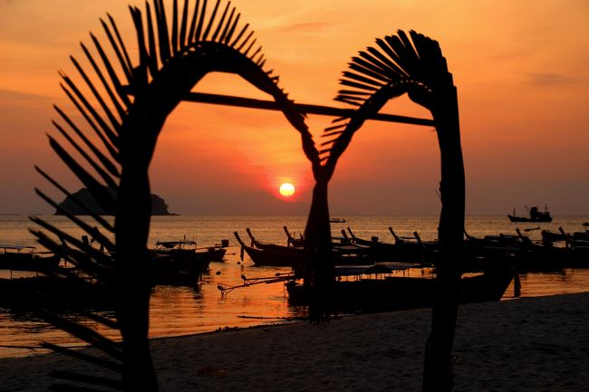 ☆Sunrise View of Sunrise Beach @ Koh Lipe Thai<br /><br />Sunsetを見に来る人はたくさんいますが<br />早起きしてSunriseを見に来る人はあまりいません。