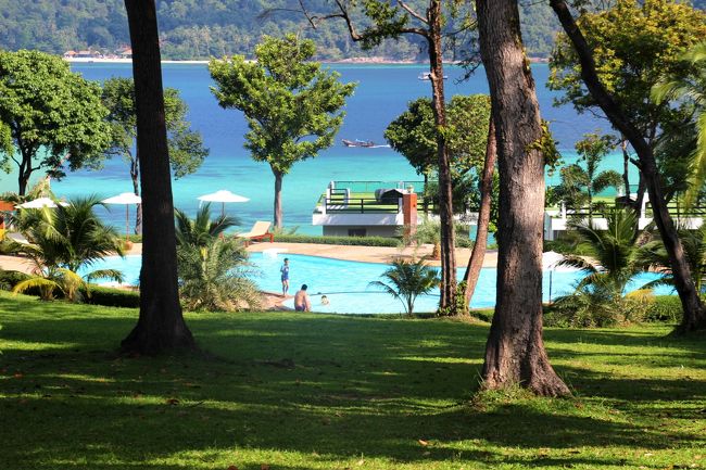 ☆Pool View from Mountan Resort  @ Koh Lipe Thai<br /><br />Mountan Resortのプールはインフィニティ型ではありませんが<br />丘下のライトブルーのラグーンと一体化するような色が美しいです。