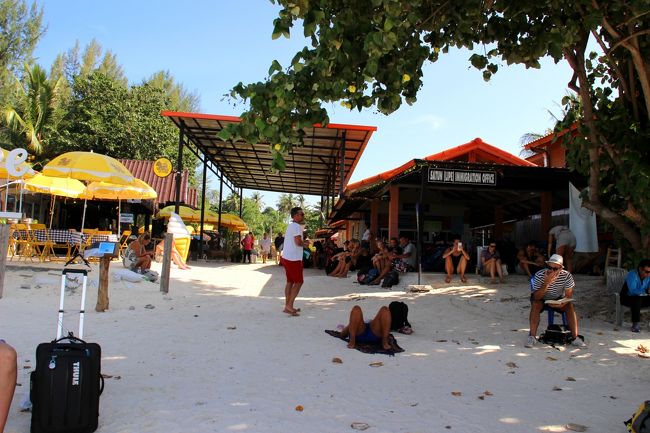 ☆SPB Speed Boad &amp; Immigration , Pattaya Beach @ Koh Lipe Thai<br /><br />Bunga Resortの脇を抜けてPattaya Beachにやってきました。<br />以前は“Satun Pakaraba Speed Boat Club”のチケット売り場でしたが<br />一昨年からSATUN（LIPE）IMIGRATION OFFICE が併設されました。<br />以前からあるBundhaya Speed Boat隣りのIMIGRATIONもオープンしているので<br />ボート会社によって使い分けているようです。<br /><br /><br /><br /><br />http://www.spcthailand.com/<br />