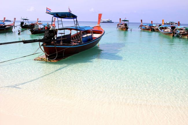 ☆Longtail Boat , Pattaya Beach @ Koh Lipe Thai<br /><br />予想した通りPattaya Beach は波穏やかで透明度も中々のもんです。<br /><br />どんな景色でもこのロングテールボートさえあれば<br />ここがタイだと分かりますよね。<br />船首もたしかに細長いですが<br />船首が細長いからではなく<br />舵（スクリュー）の付いた外付け棒が長いので<br />ロングテールボート（長尾舟）と呼ばれます。<br />タイ語ではルア・ハン・ヤオです。<br />船首には魔よけや安全祈願の<br />サムラック（五色布）やマライ（花飾り）で飾るのも特徴です。<br /><br /><br />