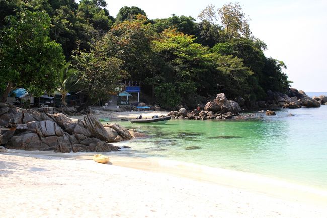 ☆Royal Thai Navy , Pattaya Beach @ Koh Lipe Thai<br /><br />Pattaya Beach の東のどん詰まりにあるのがRoyal Thai Navy(タイ王国海軍)のキャンプです。<br />海軍といっても施設は森の中ですし、海に軍艦が停泊しているわけではないので、<br />オドロオドロした印象はありません。<br />一昨年は海上保安庁の巡視船のような小さな船１隻が停泊していましたが<br />軍事基地ではないようです。<br />最奥にゲートがあり、観光客もゲート前までは行けます。