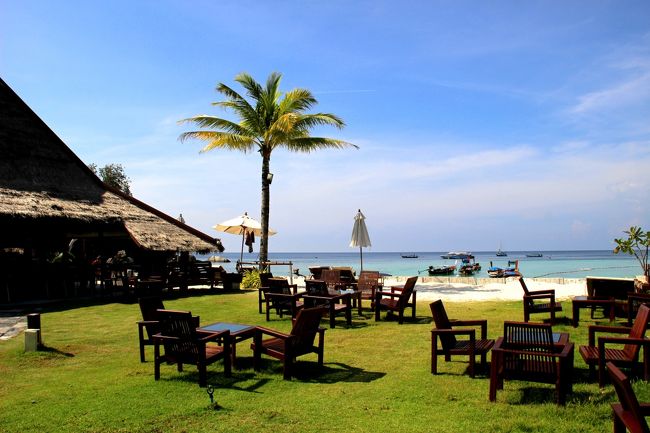 ☆Bundhaya Villa , Pattaya Beach @ Koh Lipe Thai<br /><br />左手、椰子葺きの大屋根はBundhaya Villaのビーチレストラン＆バー。