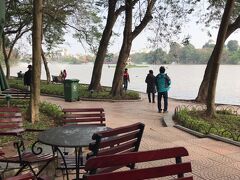 ホアンキエム湖へ