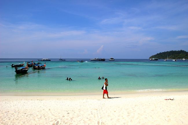 ☆Bundhaya Villa , Pattaya Beach @ Koh Lipe Thai<br /><br />乾季は北東からの風が吹きSunrise Beachは波がやや高くなりがちですが<br />Pattaya Beachは南西に向いているので北東からの風を受けにくく<br />波静かです。<br />とくにBundhaya Vill側はタイ海軍施設のある半島が波風を遮るので<br />より波静かになります。<br /><br />