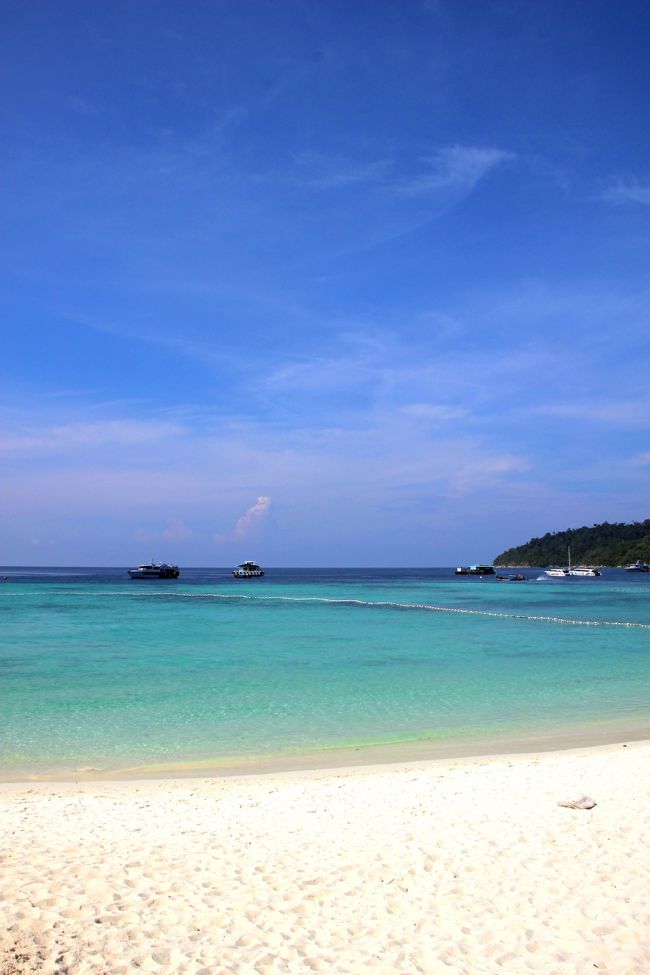 ☆Bundhaya Villa , Pattaya Beach @ Koh Lipe Thai<br /><br />この美しい海＆ビーチが撮れたのは偶然ではなく<br />ある程度計算してのことです。<br />青空の具合、太陽の位置、干満の状態、波の状態。<br />これらが上手く調和しないと中々理想的な写真は撮れません。<br />理屈は分かっていても相手は自然なので<br />人間の力ではどうしようも無いのですが<br />その中で最大公約数を導き出せれば最高だと思います。