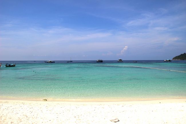 ☆Bundhaya Villa , Pattaya Beach @ Koh Lipe Thai<br /><br />いくらロングテールボートがタイらしいとは言え<br />Walking Stree 入り口近辺は船が多くて<br />せっかくの美しい海が台無しです。<br />でもPattaya Beachには遊泳者を守るエリアが何ヶ所かあり<br />海中心の写真が撮りたい場合はそこが狙い目です。<br />とくにBundhaya Villa の遊泳区域は観光客も少ないし<br />波も特に穏やかなのでお薦めです。<br />