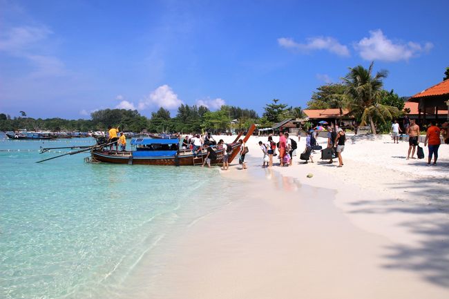 ☆Bundhaya Speed Boad Jetty , Pattaya Beach @ Koh Lipe Thai<br /><br />リペ島を去ろうとしている人達がロングテールボートに乗り込んでいます。<br />離島日にこんな美しい海だとさぞ名残惜しいだろうな・・・。