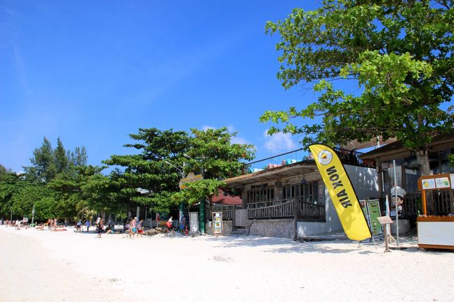 ☆Pattaya Beach @ Koh Lipe Thai<br /><br />Walking Streetの入り口から東に２軒目が<br />昨年新規オープンした日本料理専門店『Sugoi Teppanyaki』です。<br />黄色いNok Airの旗がある場所が<br />今年からタイガーラインの受付場所になりました。<br />それにしても毎年コロコロと受付場所を変更するタイガーラインです(ーー;)。
