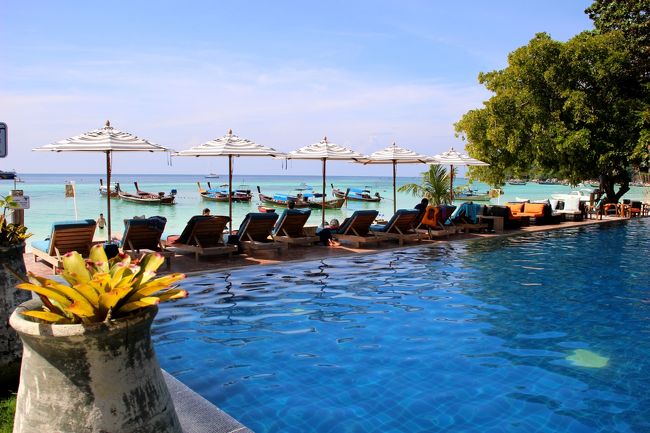 ☆Akira Lipe Resort , Pattaya Beach @ Koh Lipe Thai<br /><br />造りはインフィニティプールなのですが<br />（※プールに入って見ると海と一体化したように見える様式のプール）<br />海側に椅子やテーブルが並んでいるのでインフィニティプールの体をなしておらず、折角の構造がもったいないかも。<br />